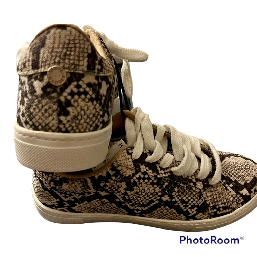 Brand new Steve Madden lace up snake skin shoe 6 6.5